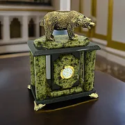 Подарочные часы «Медведь» с бронзовой фигурой на змеевике — фотография 1