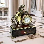 Ручная работа: Сувенирные настольные часы из яшмы с бронзовым конём — фотография 1