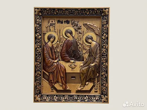 На память: Резная икона из дерева Святая Троица