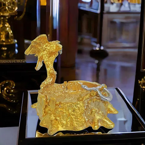 Подарочная настольная пепельница "Охота на змею" в золоте.