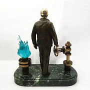 На память: Бронзовый сувенир «Работник газовой промышленности» — фотография 2