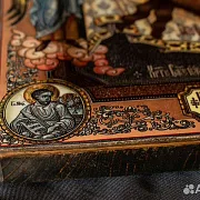 Икона с ковчегом "Иисус с Евангелистами и Архангел — красивый подарок — фотография 6