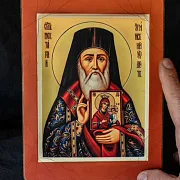 Подарочная икона деревянная "Святитель Нектарий Эгинский" — фотография 1