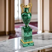 Ваза из малахита на постаменте — красивый подарок — фотография 1
