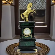 На память: Каминные часы «Конь с попоной» из малахита и долерита — фотография 1