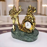 Настольные часы «Победитель» с пожарным — красивый подарок — фотография 1