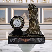 Интерьерные часы «Конь» из долерита и яшмы — необычный подарок — фотография 1