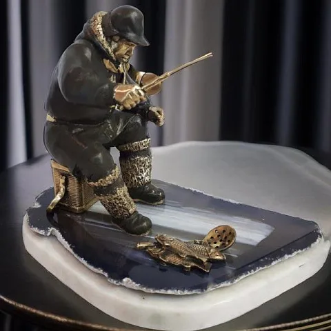 Подарочная статуэтка «Рыбак зимний» из бронзы на агате